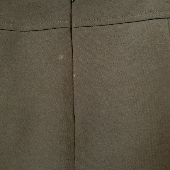 GLORIA Vanderbilt skirt with zipper and slit in back. - Picture 4 of 10